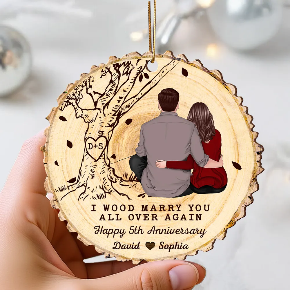 Wooden Ornament with Couple Hugging Under Tree, Romantic Anniversary Keepsake, Clear & Textured Design, Perfect Gift for Wedding Celebration - Image 2