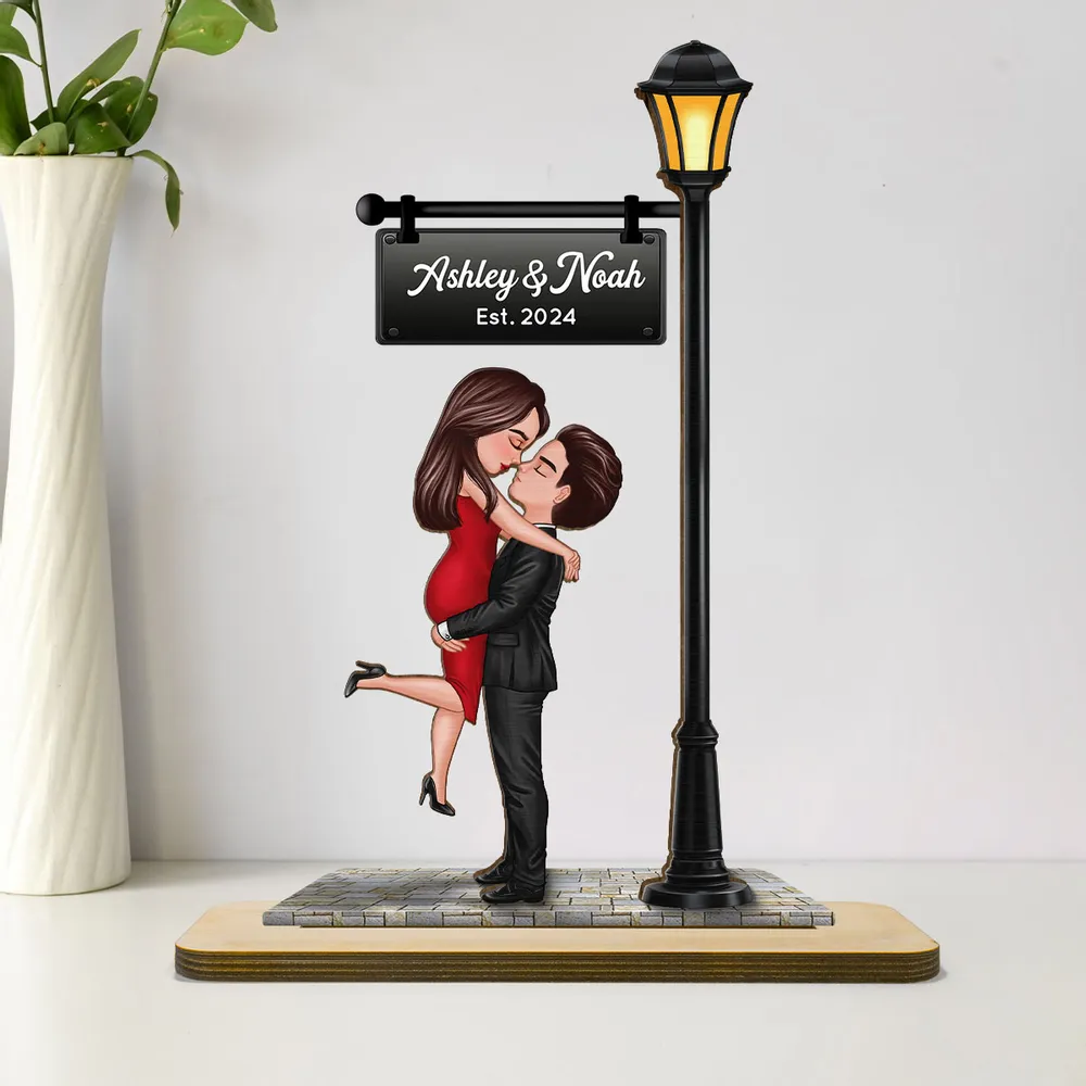 Romantic Couples Wooden Plaque – Hugging Under the Streetlight, Perfect Gift for Anniversary or Valentine’s Day - Image 2