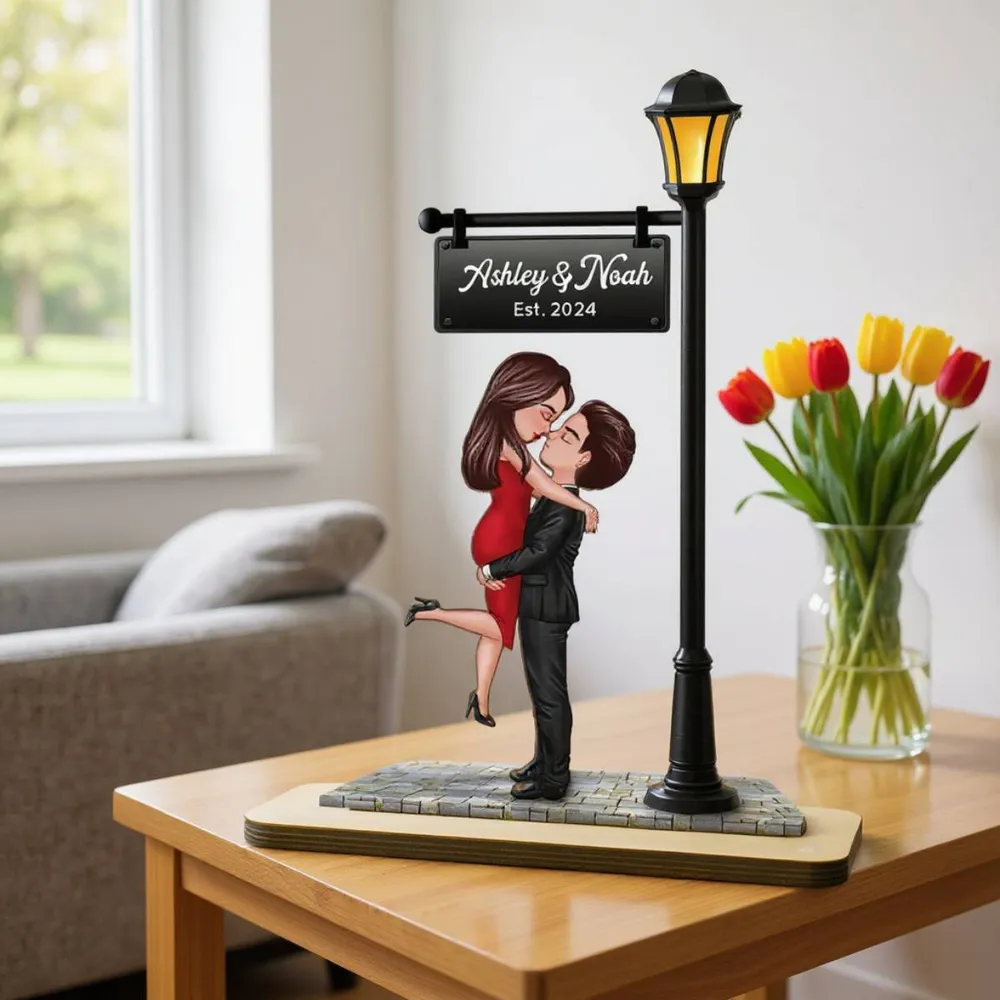 Romantic Couples Wooden Plaque – Hugging Under the Streetlight, Perfect Gift for Anniversary or Valentine’s Day - Image 3