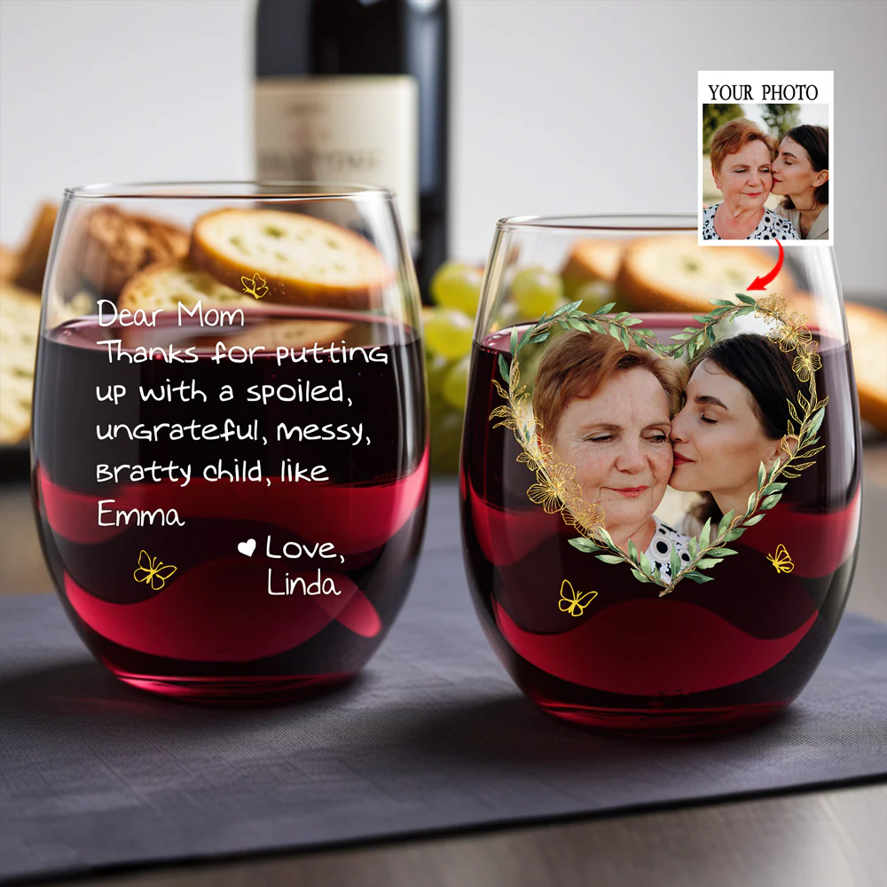 Dear Mom, Thanks for Putting Up with Me – Funny and Personalized Wine Glass with Heart-Shaped Photo, Customizable with Names, Perfect Gift for Mother’s Day or Family Celebration - Image 2